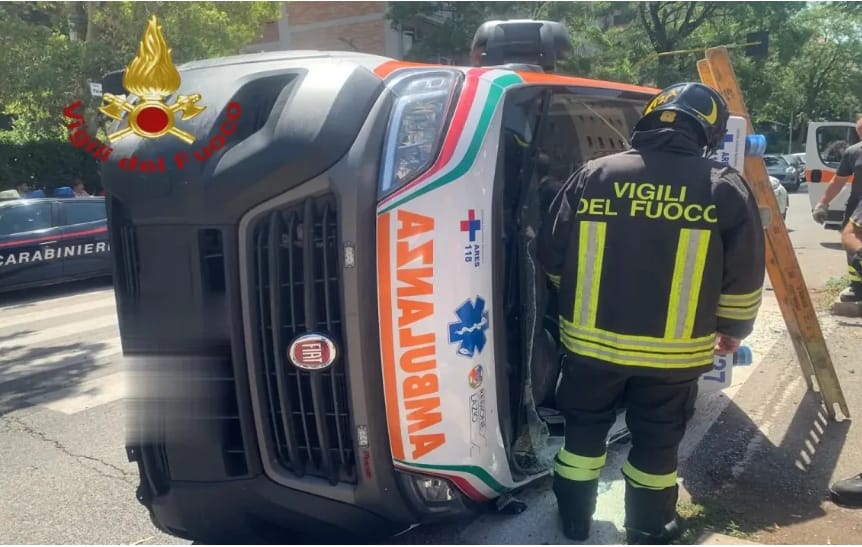 Roma, si ribalta autombulanza, ferito l’autista